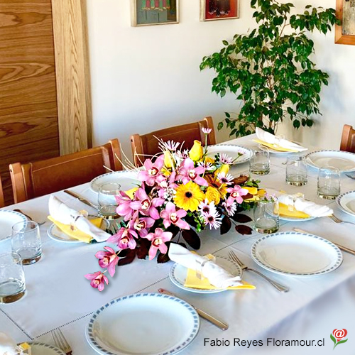 Exclusivo centro de mesa con orquídeas naturales y rosas. Diseño de lujo apaisado. Consulte por otros diseños personalizados. 56 222341793 (Color de orquídeas puede variar según importación. Sólo Santiago)